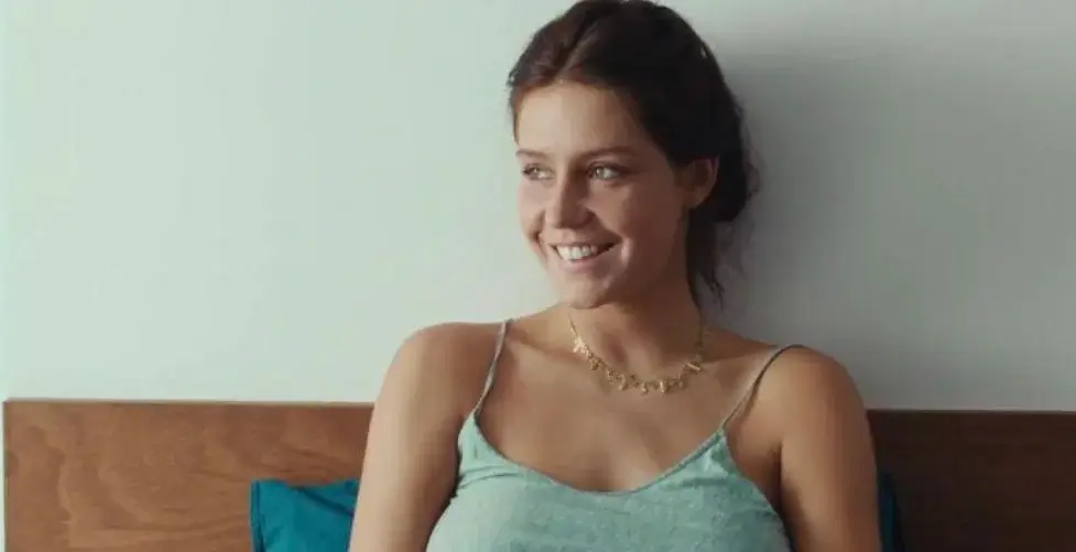 Adèle Exarchopoulos sex scene in Passages