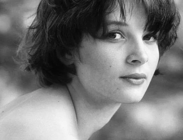 Hot French actress Juliette binoche young